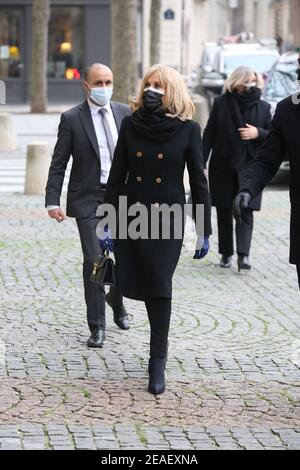 Paris, Frankreich. Februar 2021, 09th. Brigitte Macron bei einer Tribute-Messe für den französischen Schauspieler und Regisseur Robert Hossein in der Kirche Saint-Sulpice in Paris, Frankreich, am 9. Februar 2021. Er starb am 31. Dezember 2020 im Alter von 93 Jahren an Covid-19. Er ist berühmt für seine Mega-Produktionen von Klassikern wie 'Les Miserables' und 'der Glöckner von Notre-Dame'. Foto von Jerome Domine/ABACAPRESS.COM Quelle: Abaca Press/Alamy Live News Stockfoto