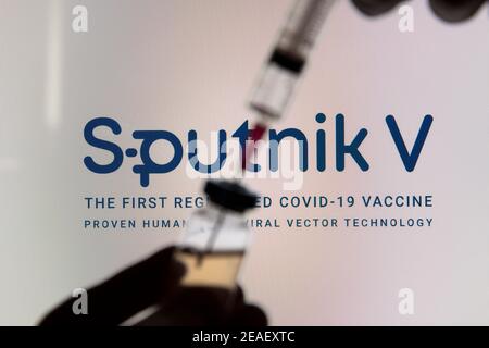 OXFORD, Großbritannien - Februar 2020: Logo für Sputnik V covid-Impfstoff mit Spritze und Fläschchen Stockfoto