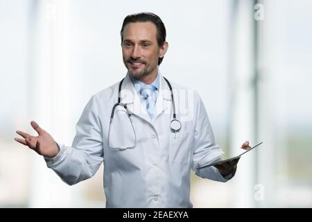 Reife männliche Arzt mit Tablet-pc ist Präsentation zu geben. Stockfoto