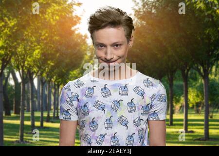 Porträt von gut aussehend beleidigt teen junge im Park. Stockfoto