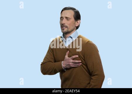 Mann mittleren Alters, der an Herzschmerz leidet. Stockfoto