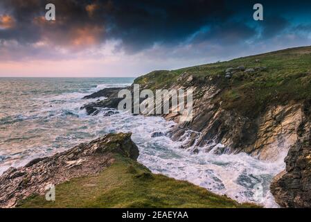 Dramatische Abendsonne, die sich von den Felsen am Towan Head in Newquay in Cornwall reflektiert. Stockfoto