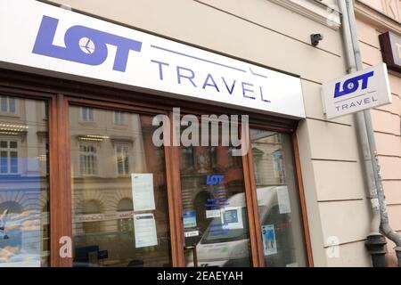 Krakau. Krakau, Polen. LOT Travel Reisebüro Logo auf der Fassade des lokalen Store. Stockfoto