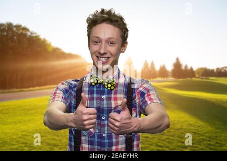 Glücklich junge zeigt Daumen nach oben. Stockfoto