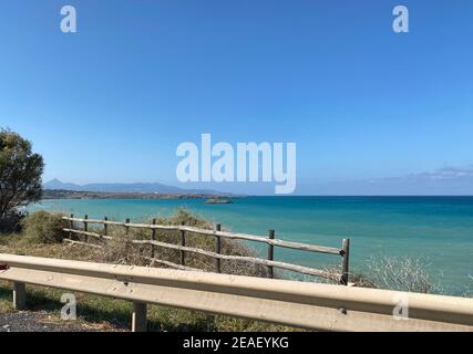 Wunderschöne Küste mit lebendigen blauen Farben Wasser auf Kreta, Griechenland Stockfoto