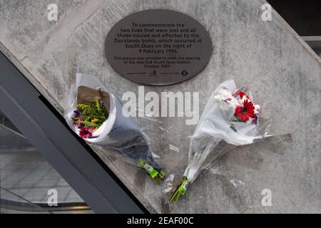 Die 1996 London Docklands Bombing Memorial Plakette außerhalb South Quay DLR Station. Bilddatum: Dienstag, 9. Februar 2021. Stockfoto