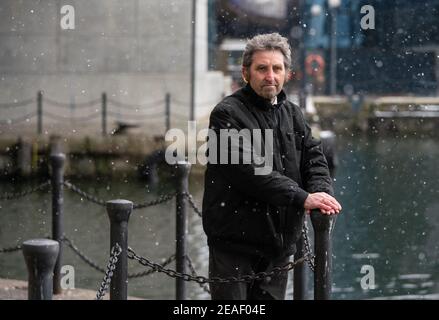 Bombenopfer Tony Sharp, der beim Bombenanschlag auf die Londoner Docklands 1996 verletzt wurde, befindet sich auf der DLR-Station South Quay. Bilddatum: Dienstag, 9. Februar 2021. Stockfoto