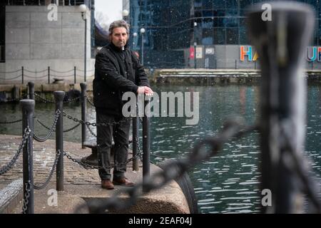 Bombenopfer Tony Sharp, der beim Bombenanschlag auf die Londoner Docklands 1996 verletzt wurde, befindet sich auf der DLR-Station South Quay. Bilddatum: Dienstag, 9. Februar 2021. Stockfoto