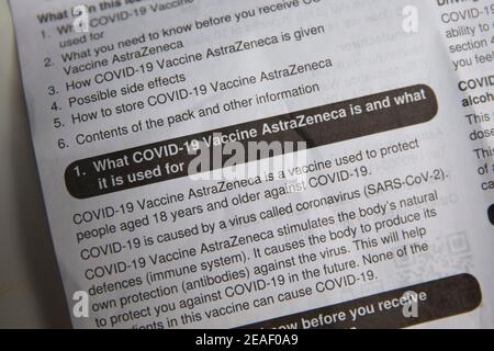 OXFORD, Großbritannien - Februar 2020: AstraZeneca Covid-Impfstoffinformationsblatt Stockfoto