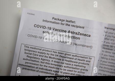 OXFORD, Großbritannien - Februar 2020: AstraZeneca Covid-Impfstoffinformationsblatt Stockfoto