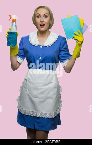 Großes Porträt der überraschten blonden Haushälterin. Stockfoto