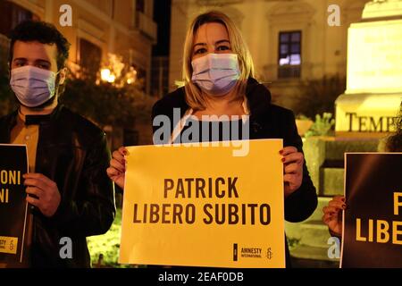 Im Namen von Patrick #Zaki, um die Bitte um Befreiung zu seinen Gunsten zu unterstützen, zu verbreiten und zu unterstützen. Das ist der Geist der Initiative, die heute Abend von 18 bis 22 das Kriegsdenkmal auf der Piazza D'Arezzo in Pagani erleuchtete. Die Initiative stark durch den stellvertretenden Bürgermeister von Pagani gewünscht, reagiert Mena Pappalardo auf den Vorschlag der internationalen Organisation Amnesty International, Umschreibung Kampanien-Potenza, von gelb ein Ort Symbol der Stadt zu beleuchten, Zu einem Jahr von der Inhaftierung des ägyptischen Studenten des Master of Studies of Gender der Universität "Alma Mater Stockfoto