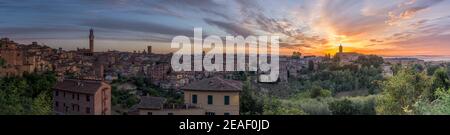 Panorama von Siena Altstadt bei Sonnenaufgang, eine mittelalterliche und Renaissance-Stadt in der Toskana, Italien, mit Mangia Turm, Kirche, alte Häuser und Paläste Stockfoto