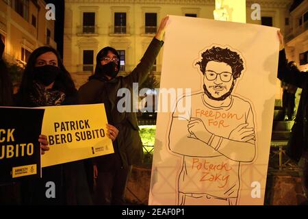 Im Namen von Patrick #Zaki, um die Bitte um Befreiung zu seinen Gunsten zu unterstützen, zu verbreiten und zu unterstützen. Das ist der Geist der Initiative, die heute Abend von 18 bis 22 das Kriegsdenkmal auf der Piazza D'Arezzo in Pagani erleuchtete. Die Initiative stark durch den stellvertretenden Bürgermeister von Pagani gewünscht, reagiert Mena Pappalardo auf den Vorschlag der internationalen Organisation Amnesty International, Umschreibung Kampanien-Potenza, von gelb ein Ort Symbol der Stadt zu beleuchten, Zu einem Jahr von der Inhaftierung des ägyptischen Studenten des Master of Studies of Gender der Universität "Alma Mater Stockfoto