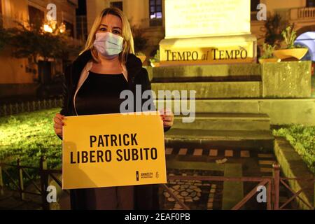 Im Namen von Patrick #Zaki, um die Bitte um Befreiung zu seinen Gunsten zu unterstützen, zu verbreiten und zu unterstützen. Das ist der Geist der Initiative, die heute Abend von 18 bis 22 das Kriegsdenkmal auf der Piazza D'Arezzo in Pagani erleuchtete. Die Initiative stark durch den stellvertretenden Bürgermeister von Pagani gewünscht, reagiert Mena Pappalardo auf den Vorschlag der internationalen Organisation Amnesty International, Umschreibung Kampanien-Potenza, von gelb ein Ort Symbol der Stadt zu beleuchten, Zu einem Jahr von der Inhaftierung des ägyptischen Studenten des Master of Studies of Gender der Universität "Alma Mater Stockfoto