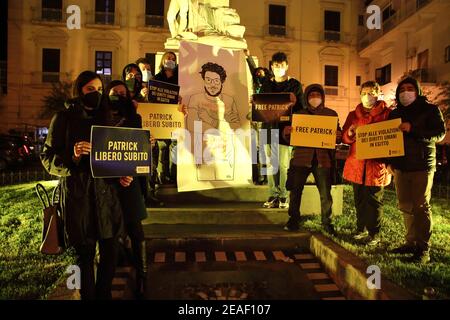 Im Namen von Patrick #Zaki, um die Bitte um Befreiung zu seinen Gunsten zu unterstützen, zu verbreiten und zu unterstützen. Das ist der Geist der Initiative, die heute Abend von 18 bis 22 das Kriegsdenkmal auf der Piazza D'Arezzo in Pagani erleuchtete. Die Initiative stark durch den stellvertretenden Bürgermeister von Pagani gewünscht, reagiert Mena Pappalardo auf den Vorschlag der internationalen Organisation Amnesty International, Umschreibung Kampanien-Potenza, von gelb ein Ort Symbol der Stadt zu beleuchten, Zu einem Jahr von der Inhaftierung des ägyptischen Studenten des Master of Studies of Gender der Universität "Alma Mater Stockfoto