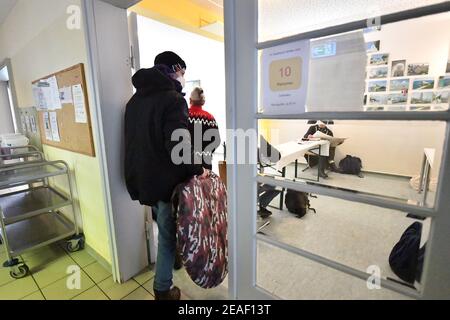 Erfurt, Deutschland. Februar 2021, 09th. Dennis Andreas Voigt, ein Obdachloser, kommt in das Caritas-Tageszentrum in Erfurt. Der Treffpunkt ist zwischen 9 und 4 Uhr geöffnet. Obdachlose können in der Suppenküche eine warme Mahlzeit einnehmen und sich mit einer Tasse Kaffee oder Tee aufwärmen. Quelle: Martin Schutt/dpa-Zentralbild/dpa/Alamy Live News Stockfoto