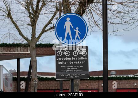 Warnschild: Parken Von Fahrzeugen Im Einkaufszentrum Verboten Bei Diemen Niederlande 1-12-2020 Stockfoto