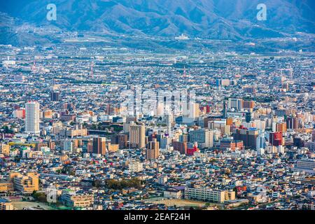 Kofu, Yamanashi, Japan Downtown Skyline der Stadt von den Bergen in der Dämmerung. Stockfoto