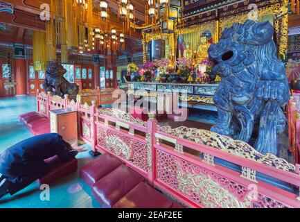 Hongkong, China. Das Buddhistische Po Lin Kloster, Lantou Insel. Mann, der vor Buddha betet. Stockfoto