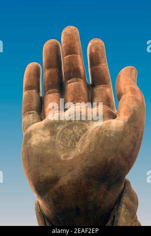 Hongkong, China. Das Buddhistische Po Lin Kloster, Lantou Insel. Hand von Tian Tan Buddha, bekannt als der große Buddha. Stockfoto