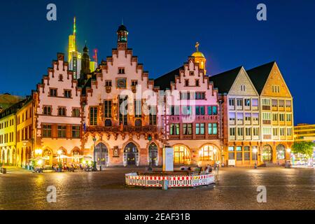 Nachtansicht des Romerberg Platzes in Frankfurt, Deutschland. Stockfoto