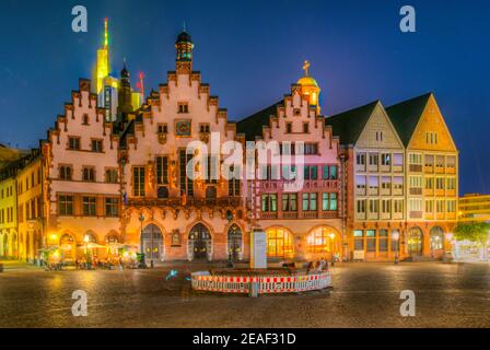 Nachtansicht des Romerberg Platzes in Frankfurt, Deutschland. Stockfoto