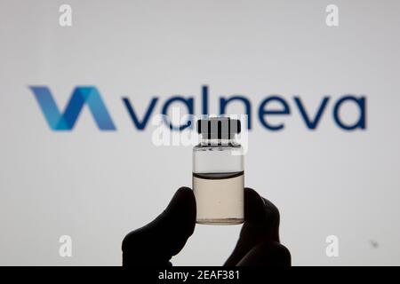 OXFORD, Großbritannien - Februar 2020: Valneva Biotech-Logo mit einem covid-Impfstofffläschchen Stockfoto