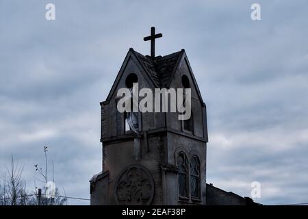 Alte Kirche gegen einen bewölkten Himmel. Zerstörte Tempel Turm in Halloween-Stil Stockfoto