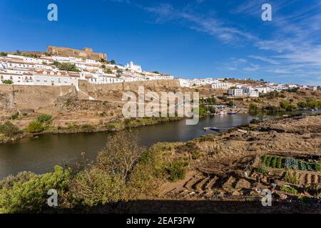 Altstadt von Mértola mit Schloss und Guadiana Fluss, Alentejo, Portugal Stockfoto