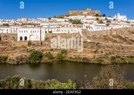 Altstadt von Mértola mit Schloss und Guadiana Fluss, Alentejo, Portugal Stockfoto