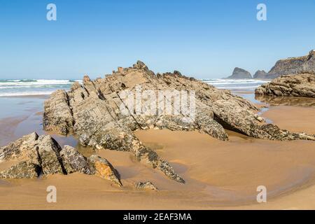 Strand mit Felsen in der Nähe von Odeceixe, Algarve, Portugal Stockfoto