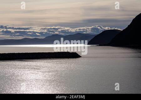 Landschaft mit Meer und Berg in der Nähe von Honnigsvåg, norwegen Stockfoto