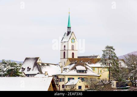 Malerische Aussicht Riehen Village in Winterkleidung, Kanton Basel Stadt, Schweiz. Stockfoto