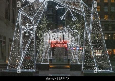 Das Four Seasons Hotel in der Innenstadt ziert für die Ferienzeit, New York City, USA Stockfoto