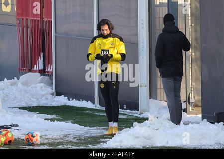 Stadt Dortmund, Deutschland. 09th Feb, 2021. firo: 09,02.2021, Fußball, 1. Bundesliga, Saison 2020/2021, BVB, Borussia Dortmund, Training, Emre Can, ganze Figur Quelle: dpa/Alamy Live News Stockfoto