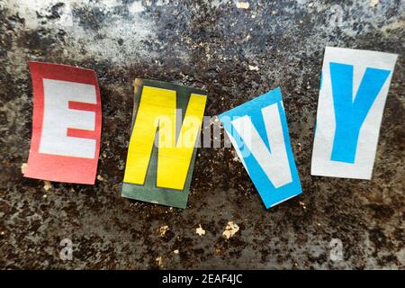 TheWord 'Envy' mit ausgeschnittenen Papierbuchstaben in der Lösegeld Note Effekt Typografie, USA Stockfoto
