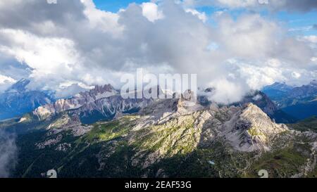 Blick auf die Dolomiten: Croda da Lago, Averau, Nuvolau. Venetien. Italienische alpen. Europa. Stockfoto