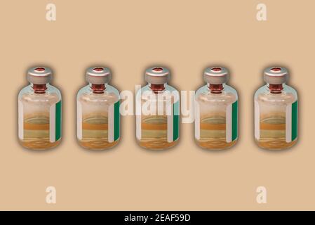 Medikamentenflaschen mit Injektionsflüssigkeit mit Aluminiumkappen, Coronavirus-Impfstoff auf orangefarbenem Hintergrund. Covid-Epidemie, Krebs, Schmerzen und Diabetes behandeln Stockfoto