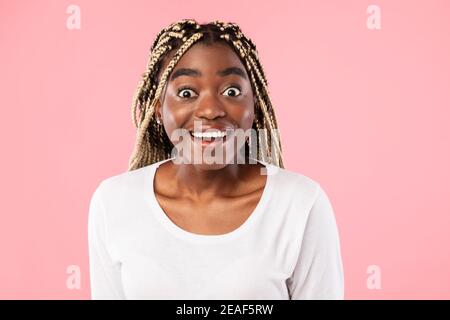 Nahaufnahme Porträt der aufgeregt schwarzen jungen Frau Stockfoto