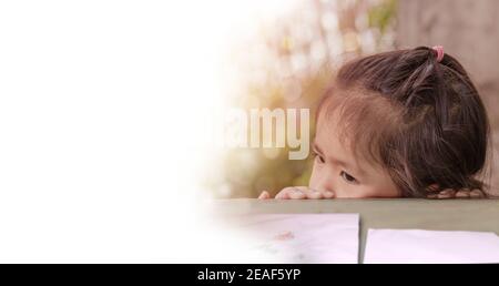 Gestresst und müde asiatische Kinder Mädchen zu Hause bleiben Und lernen von Home.Lazy Kind Mädchen wollen zurück Zur Schule.kein Online-Learning.Poor Mädchen nicht ha Stockfoto