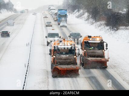 Livingston, West Lothian, Schottland. Wetter: 9th. Februar 2021 Sturm Darcy: Schnee pflügt klaren Schnee von der Ostbahn von der Autobahn M8 in Livingston, West Lothian, Schottland, Großbritannien. . Quelle: Ian Rutherford/Alamy Live News. Quelle: Ian Rutherford/Alamy Live News Stockfoto