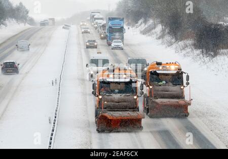 Livingston, West Lothian, Schottland. Wetter: 9th. Februar 2021 Sturm Darcy: Schnee pflügt klaren Schnee von der Ostbahn von der Autobahn M8 in Livingston, West Lothian, Schottland, Großbritannien. . Quelle: Ian Rutherford/Alamy Live News. Quelle: Ian Rutherford/Alamy Live News Stockfoto