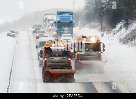 Livingston, West Lothian, Schottland. Wetter: 9th. Februar 2021 Sturm Darcy: Schnee pflügt klaren Schnee von der Ostbahn von der Autobahn M8 in Livingston, West Lothian, Schottland, Großbritannien. . Quelle: Ian Rutherford/Alamy Live News. Quelle: Ian Rutherford/Alamy Live News Stockfoto