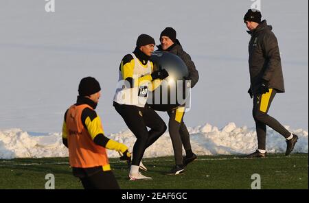 Stadt Dortmund, Deutschland. 09th Feb, 2021. firo: 09,02.2021, Fußball, 1. Bundesliga, Saison 2020/2021, BVB, Borussia Dortmund, Training, Marco Reus, mit, Ball, Trainingsmethode, Gymnastikball Quelle: dpa/Alamy Live News Stockfoto