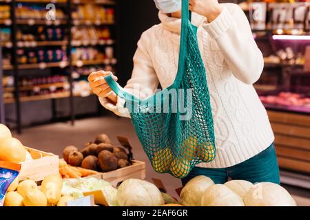 Sichere und Zero Waste Shopping in lokalen Farm Store Stockfoto