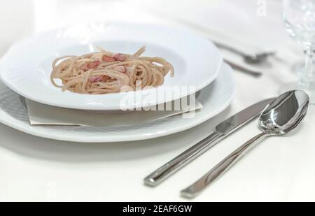 Pasta alla carbonara ist ein typisches Gericht aus dem Latium und vor allem aus Rom Stockfoto