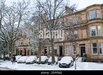 Glasgow, Schottland, Großbritannien. 9th. Februar 2021. UK Wetter: Über Nacht Schneefall von Storm Darcy in den Straßen rund um Queen's Park. Kredit: Skully/Alamy Live Nachrichten Stockfoto