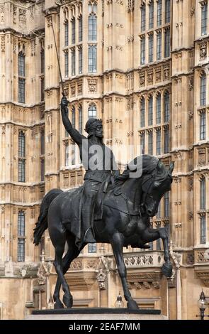 Bronzestatue des Richard Löwenherz von Carlo Marochetti auf dem Vorplatz der Palace of Westminster London Stockfoto