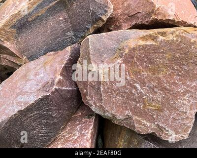 Hintergrund aus mehrfarbigen Steinen unterschiedlicher Form. Stockfoto